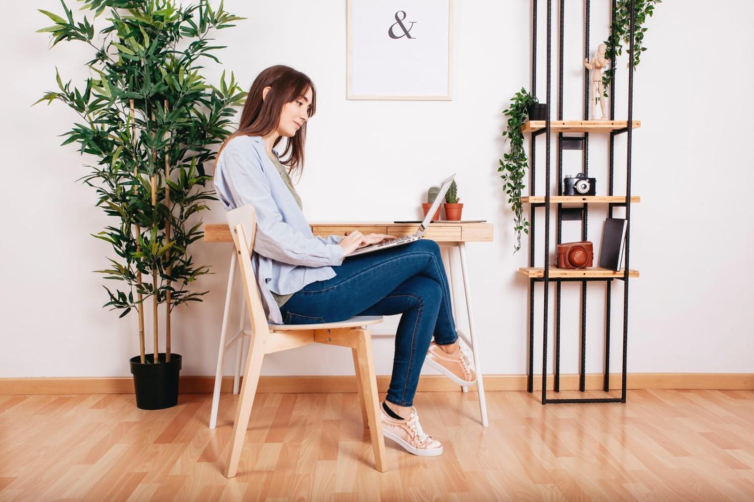 Konzentrierte Lernsituation mit Laptop und Notizen in ruhiger Umgebung