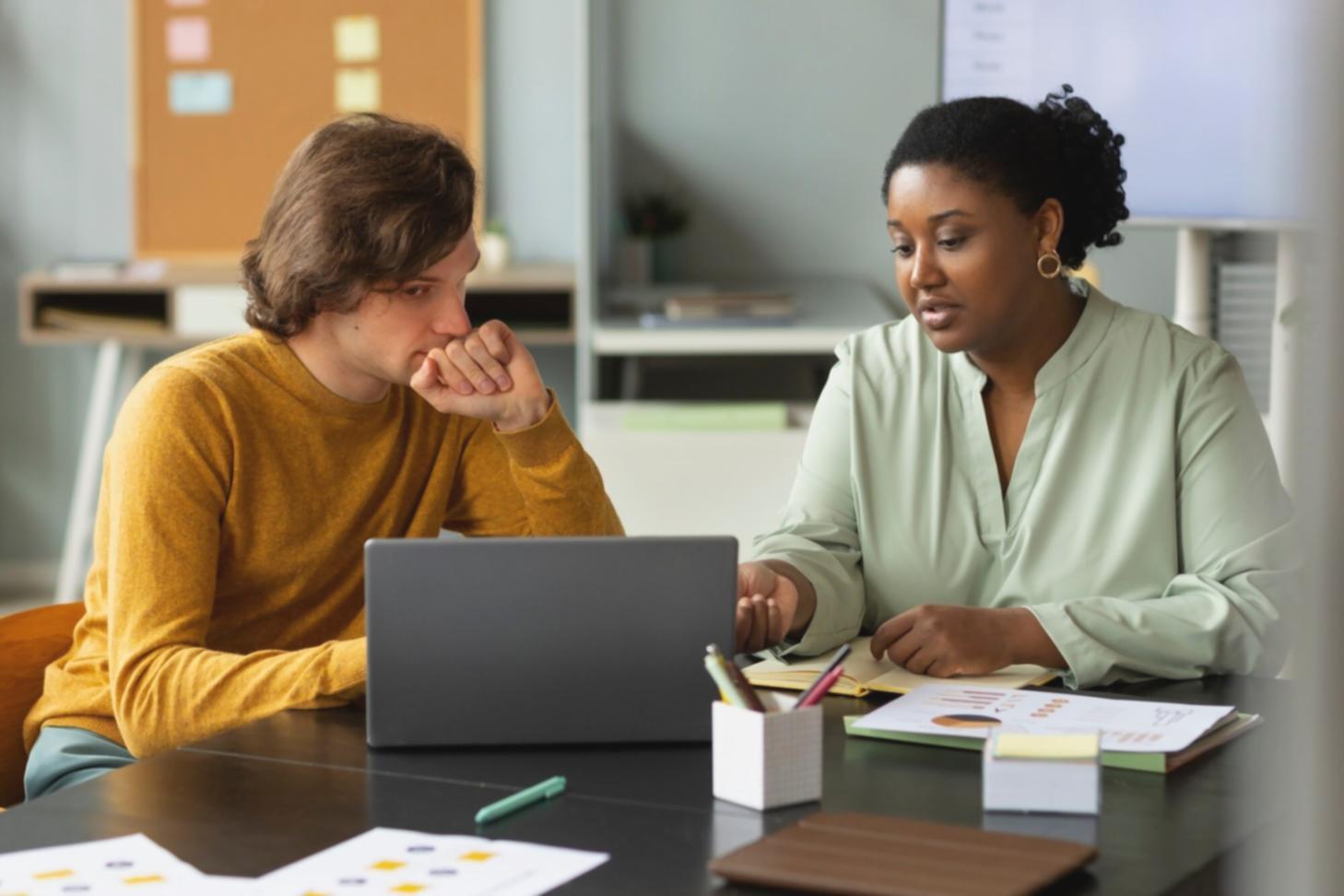 Teilnehmer beim gemeinsamen Lernen über Finanzthemen