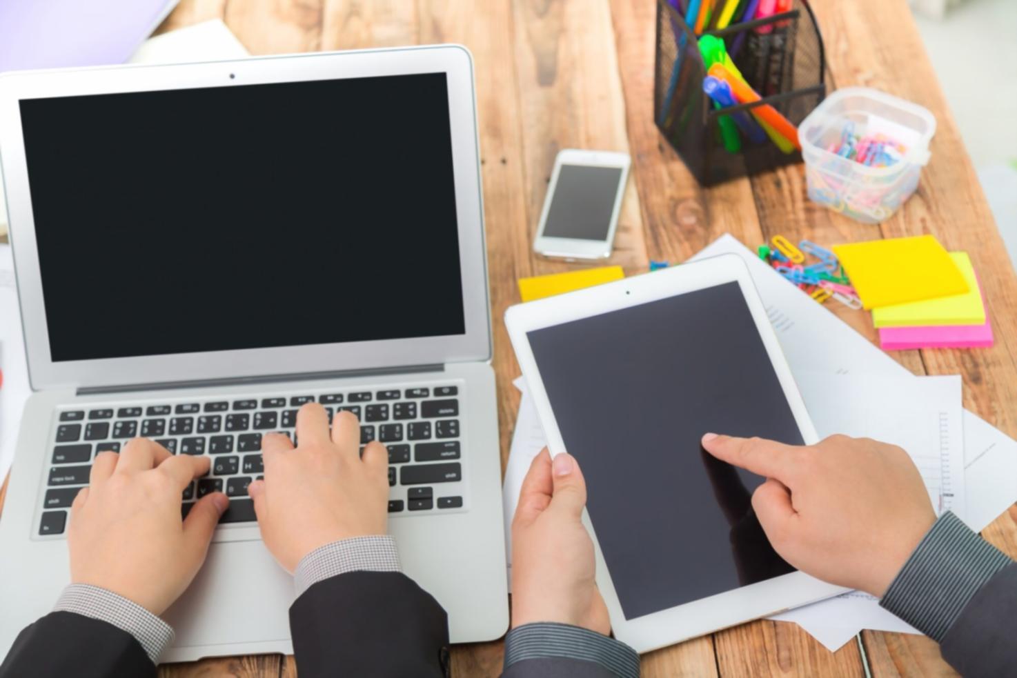 Interaktive Gruppenarbeit während eines Finanzworkshops