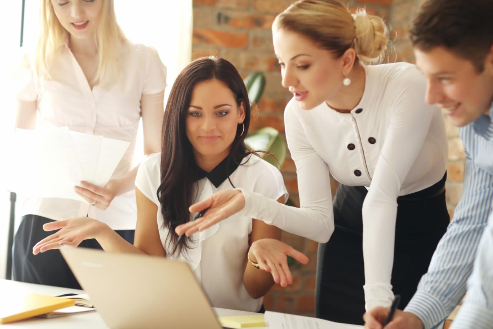 Finanzielle Beratung und Planung in modernem Arbeitsumfeld